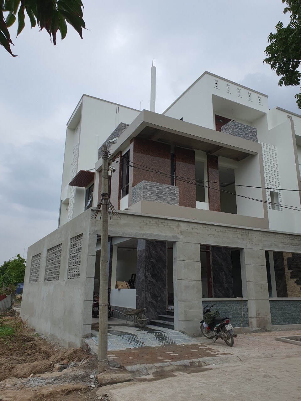 z4012643680343_d5ecf7d7be490178d3506b2bd8d9baa9 Nhà Anh Xuân tại TT Sóc Sơn đang trong giai đoạn hoàn thiện ngôi nhà